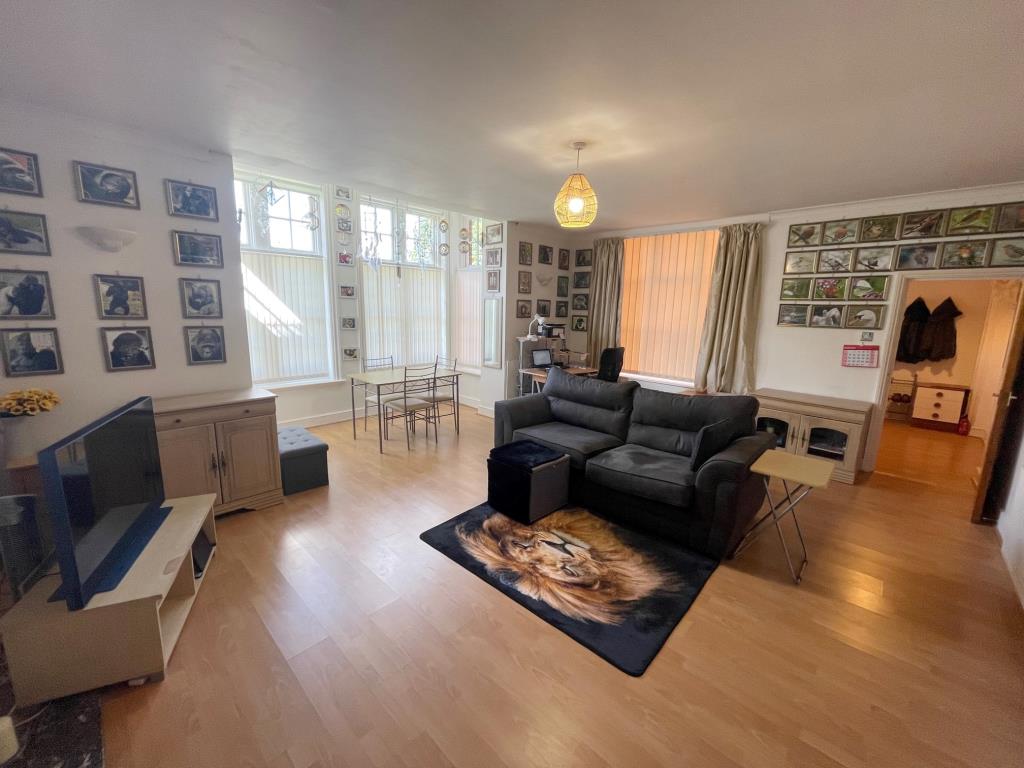 Lot: 87 - GROUND FLOOR FLAT WITH OWN ENTRANCE PLUS PARKING SPACE - living room